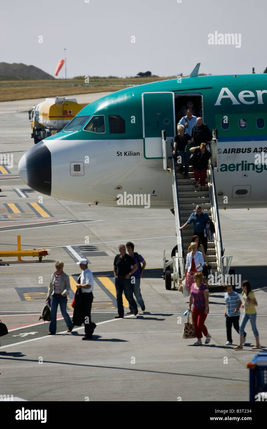 Airplane passengers hi-res stock photography and images - Alamy