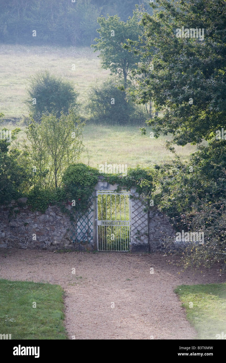 Path gate walled garden hi-res stock photography and images - Alamy