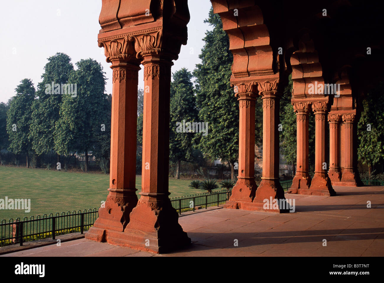 India, Delhi. Colonnades of the Diwan-i-Am (Hall of Public Audiences) of The Red Fort Stock Photo