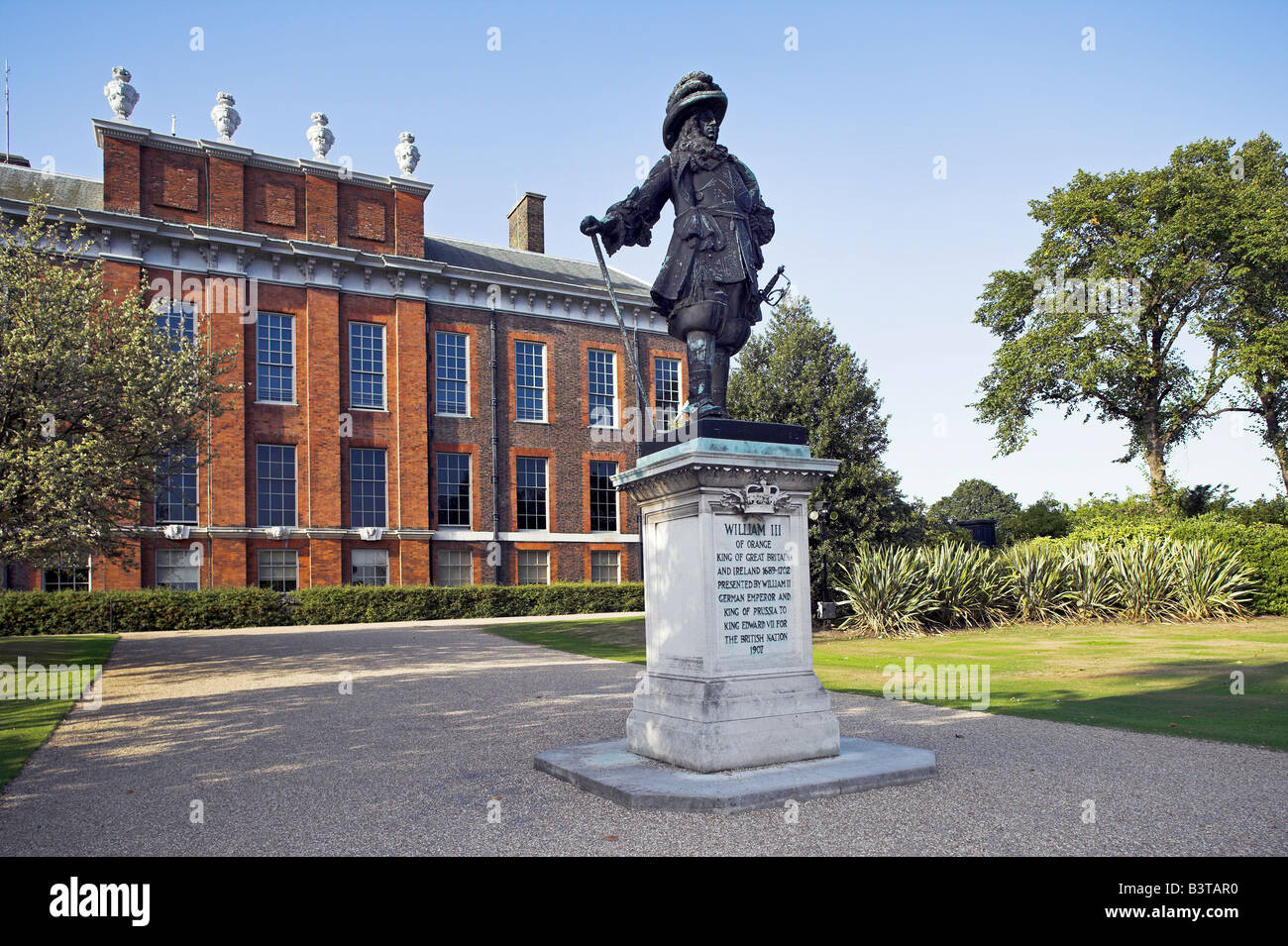 England, London. Statue of William III standing outside Kensington Palace Stock Photo Alamy