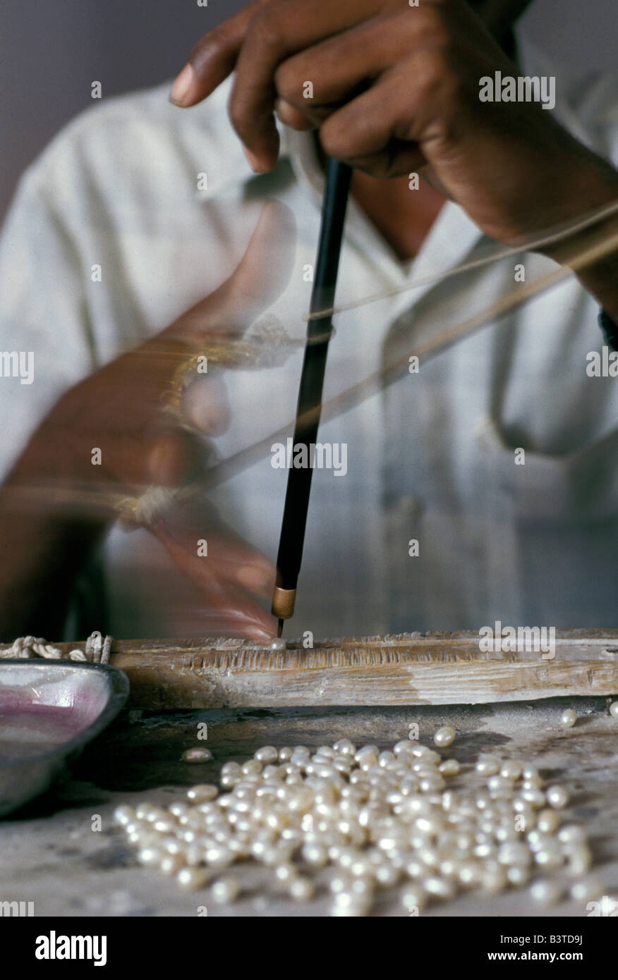 Asia, India, Hyderabad. Hand drilling pearls Stock Photo Alamy