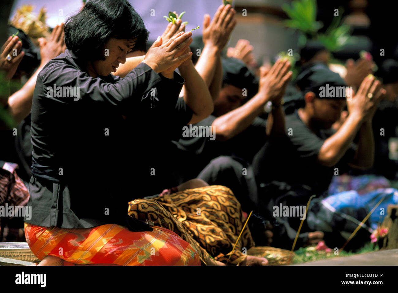 Oceania, Indonesia, Bali, Gianyar. Mourners at hindu cremation. Stock Photo