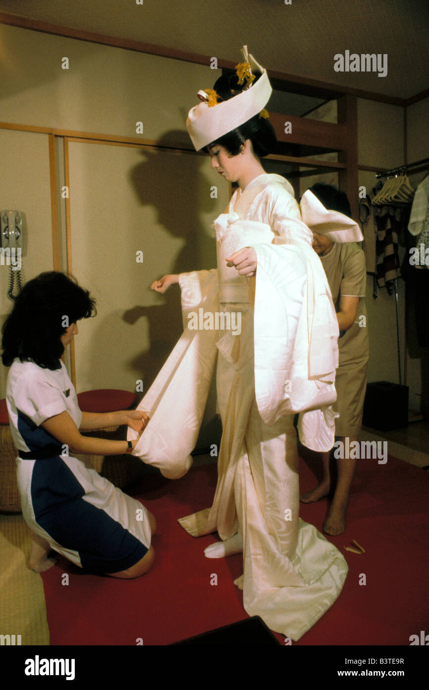 Japan, Tokyo. Dressing Japanese bride for ceremony Stock Photo Alamy