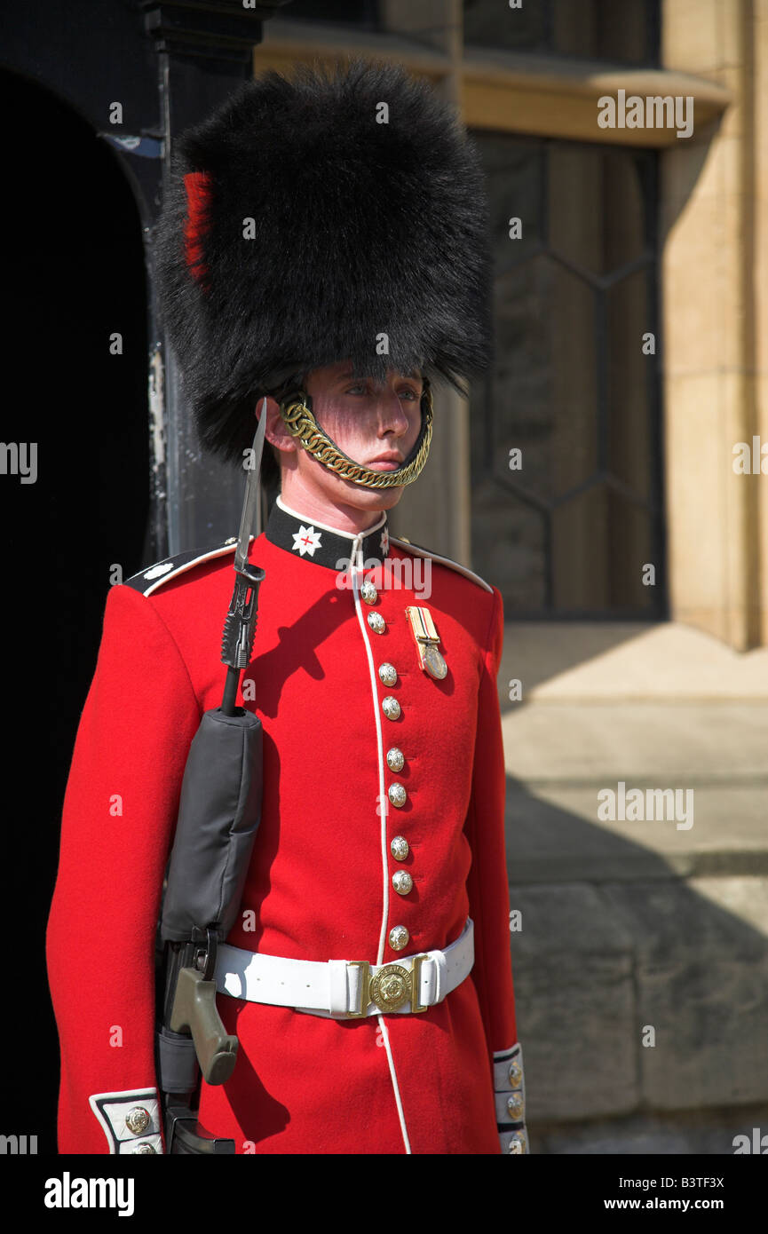 England, London, Tower of London. A guard wearing a traditional bearskin stands guard outside the Jewel House in the Tower of London. Stock Photo