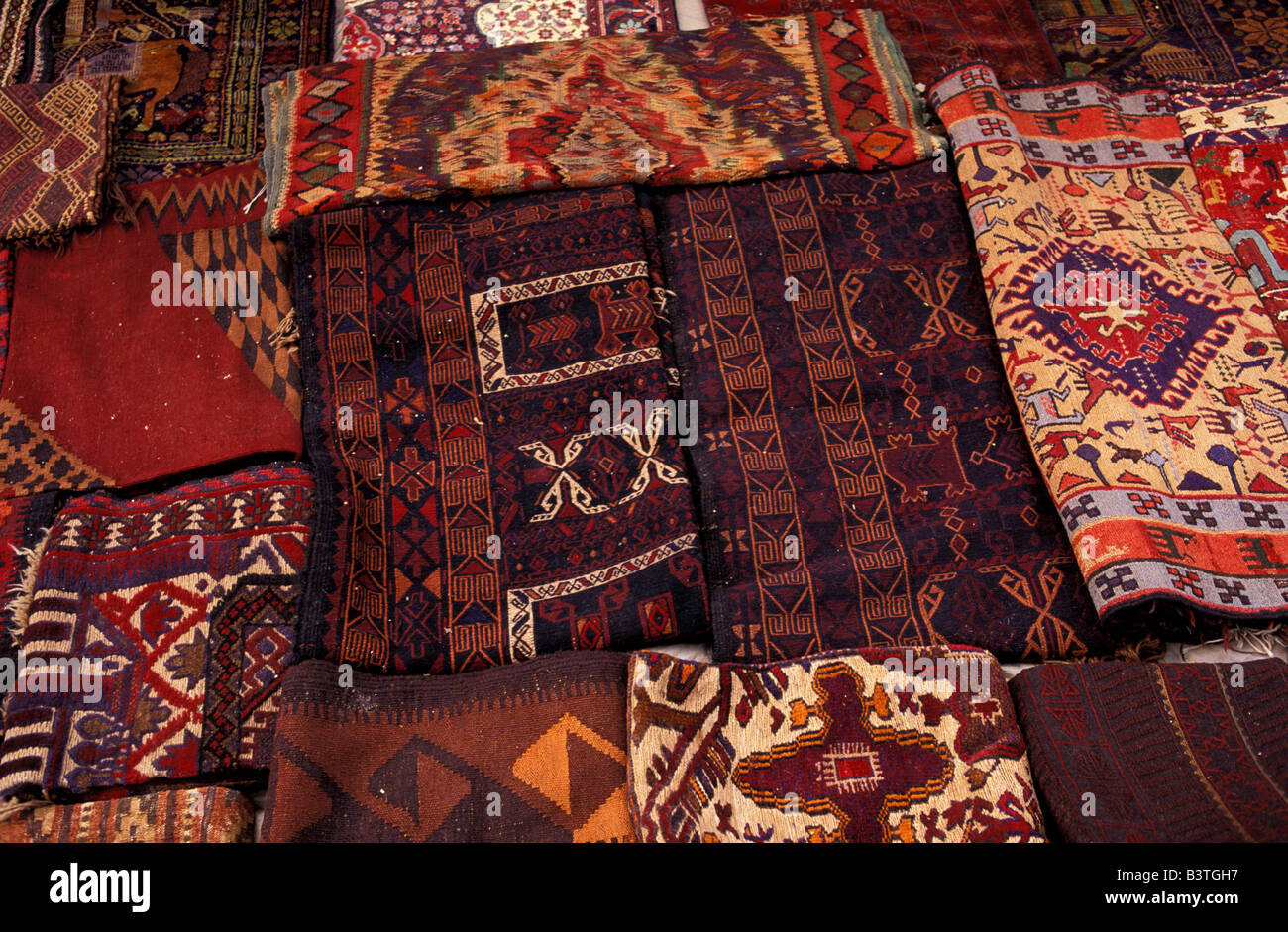Pakistan Traditional Rug Asia, Pakistan, Islamabad. Rug and jewellery market Stock Photo - Alamy