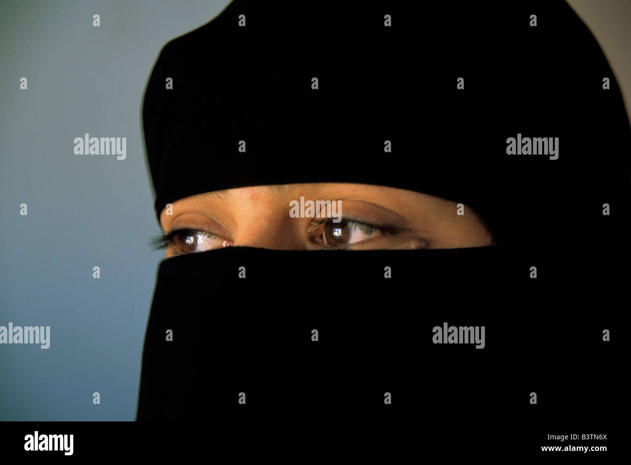 Yemen Veiled Woman High Resolution Stock Photography and Images - Alamy