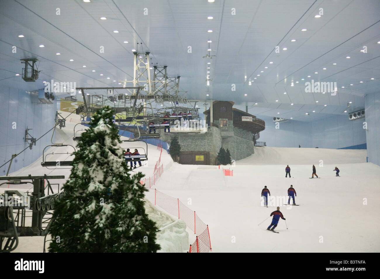 United Arab Emirates, Dubai, Al Soufouh. Mall of the Emirates- Ski Dubai, Dubai's first indoor ski park (NR) Stock Photo