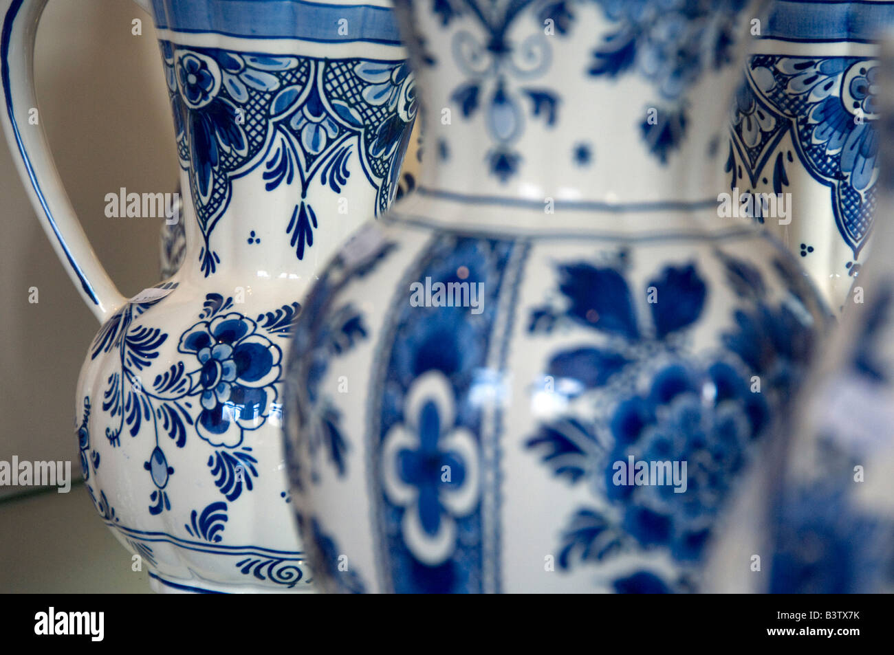 Royal delft blue hi-res stock photography and images - Alamy