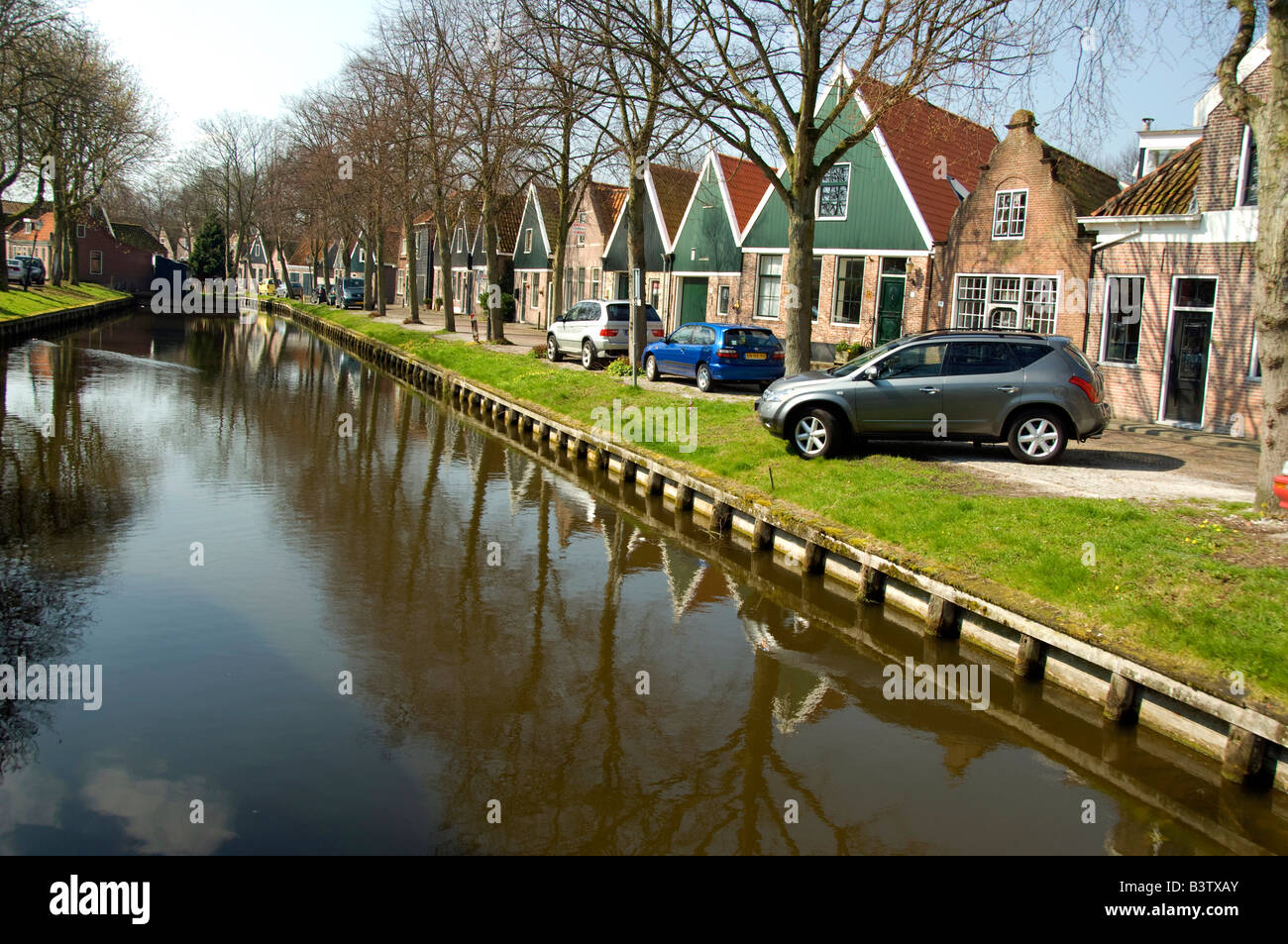 Europe, The Netherlands (aka Holland). Medieval cheese producing town of Edam. Typical homes long canal. Stock Photo