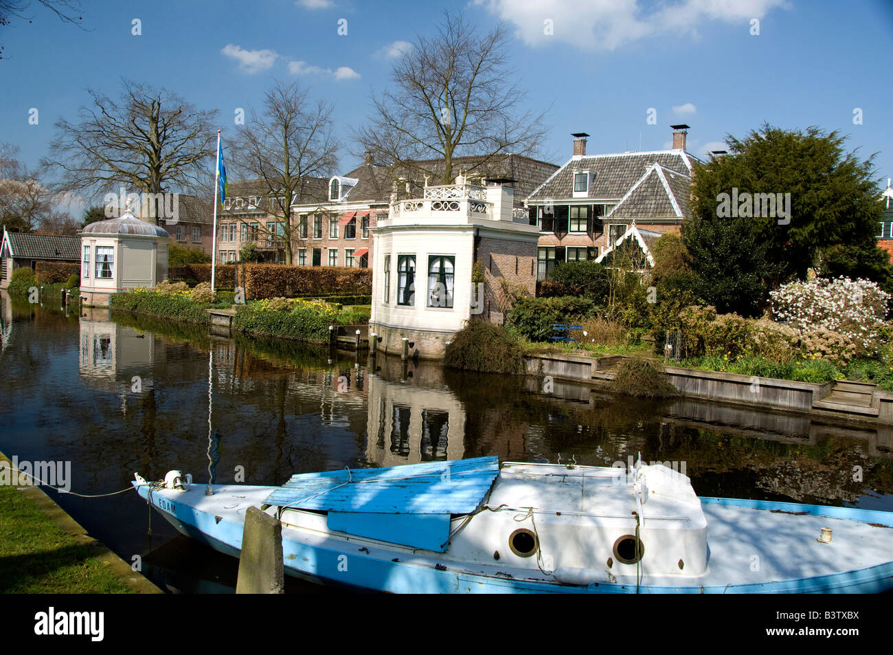 Europe, The Netherlands (aka Holland). Medieval cheese producing town of Edam. Typical homes along the canals in Edam. Stock Photo