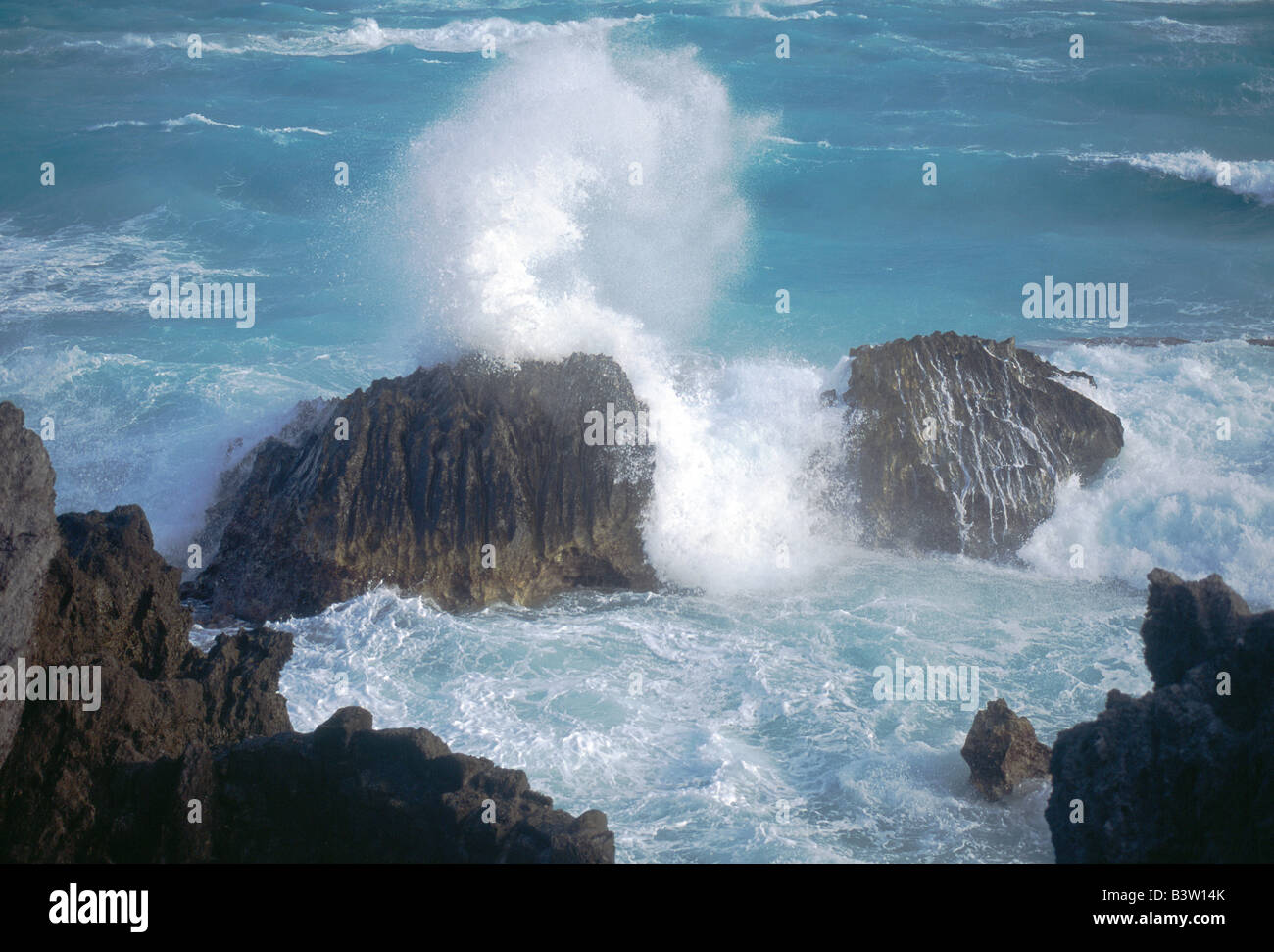 Ocean waves on rock shore hi-res stock photography and images - Alamy