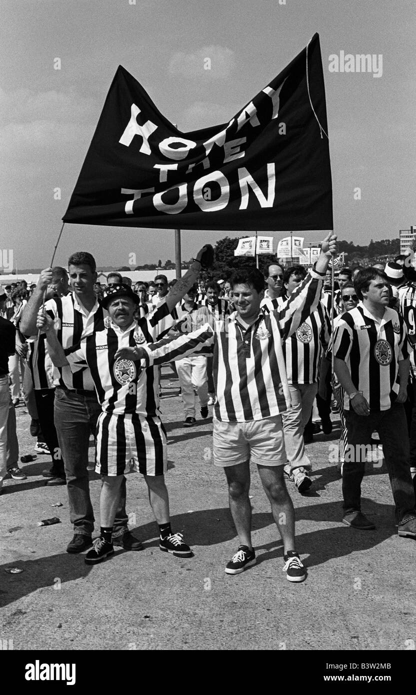 Vieille Photo Newcastle United – Fans Applaudissant Leur équipe, 1969