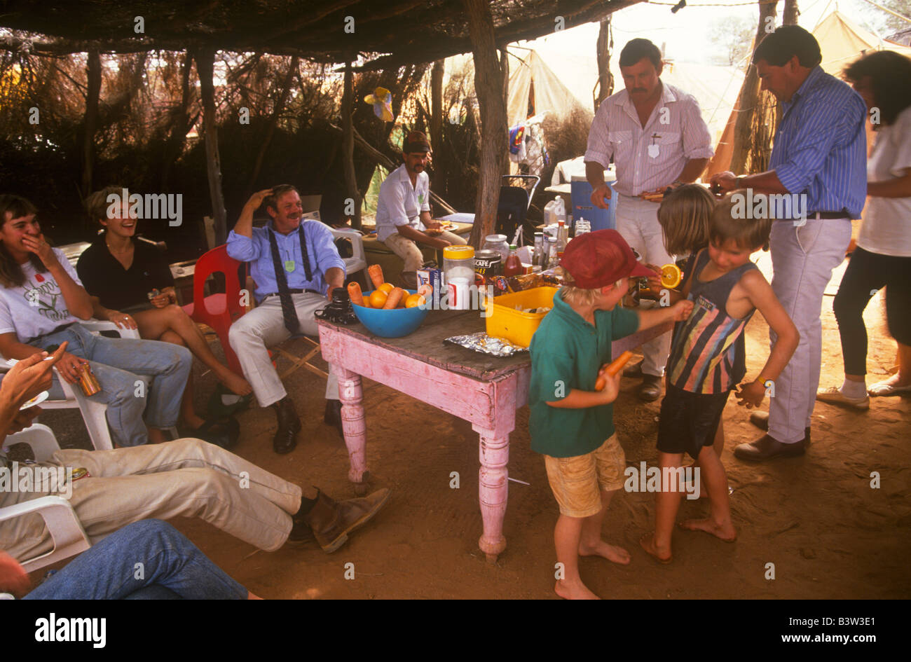 Extended family picnic hi-res stock photography and images - Alamy