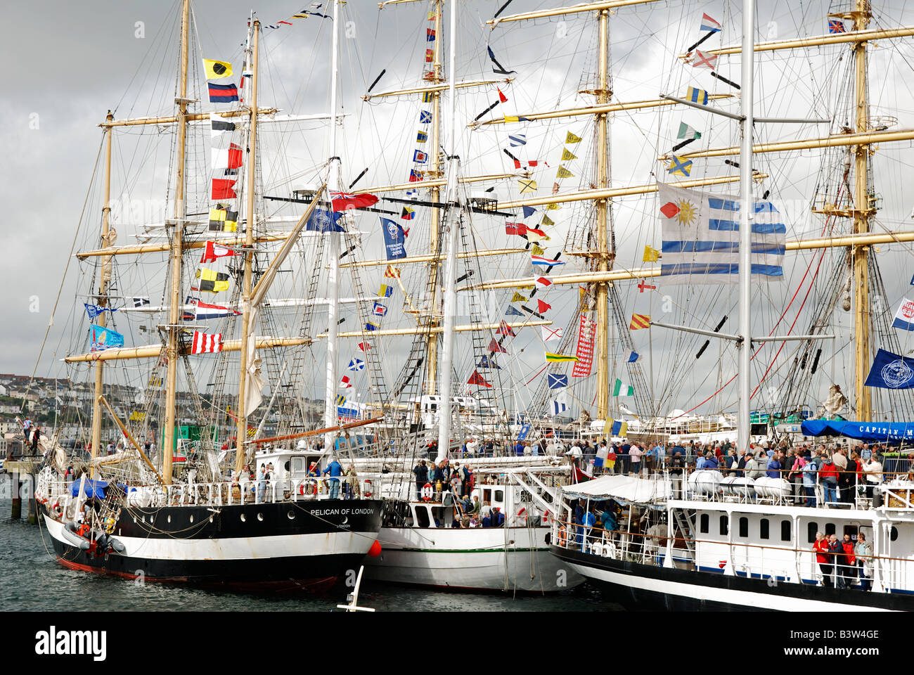Sailing ships in harbour hi-res stock photography and images - Alamy