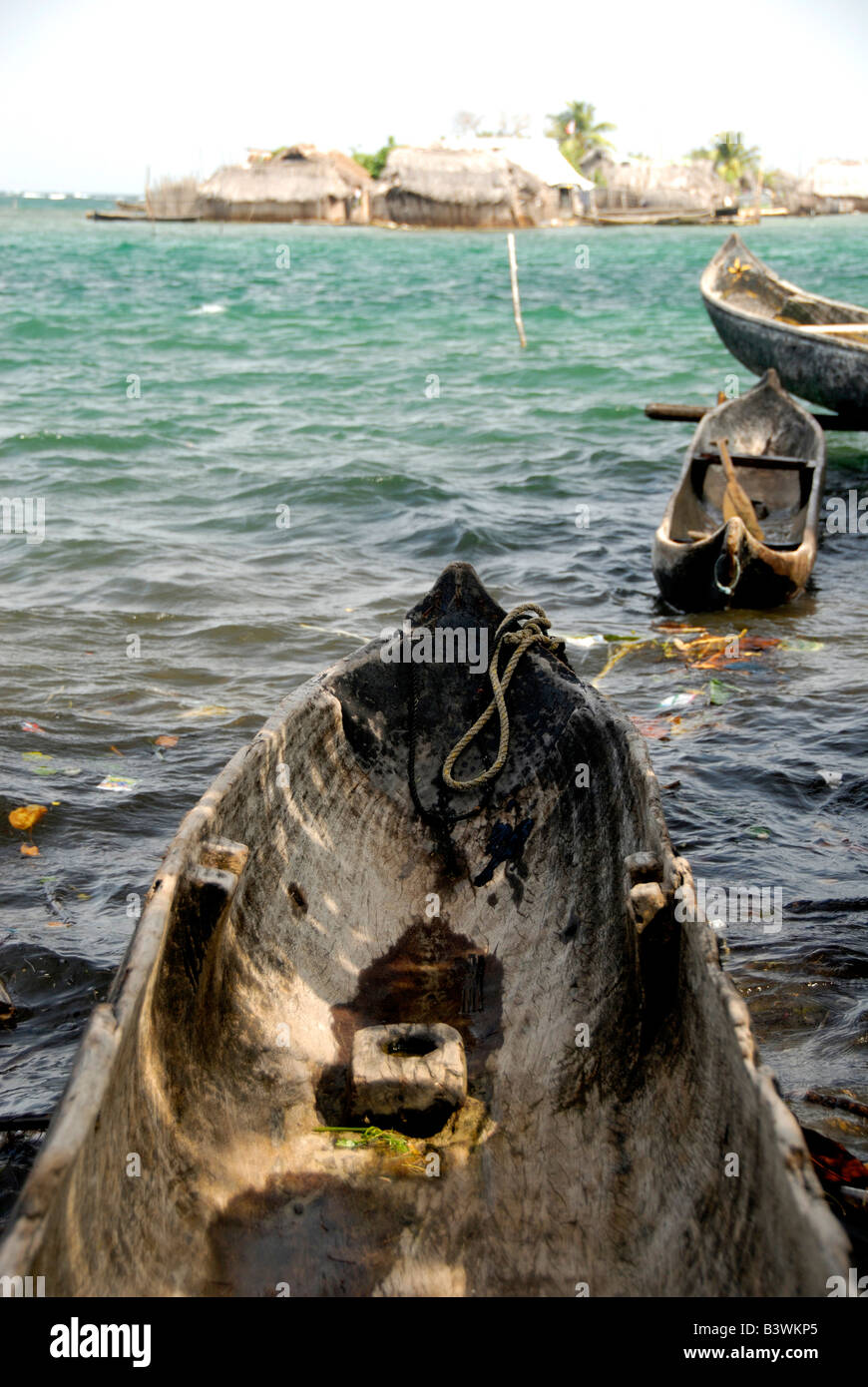 Central America, Panama, Caribbean, San Blas Islands (aka Kuna Yala). Typical homes on the San Blas Islands, dugout canoe. Stock Photo