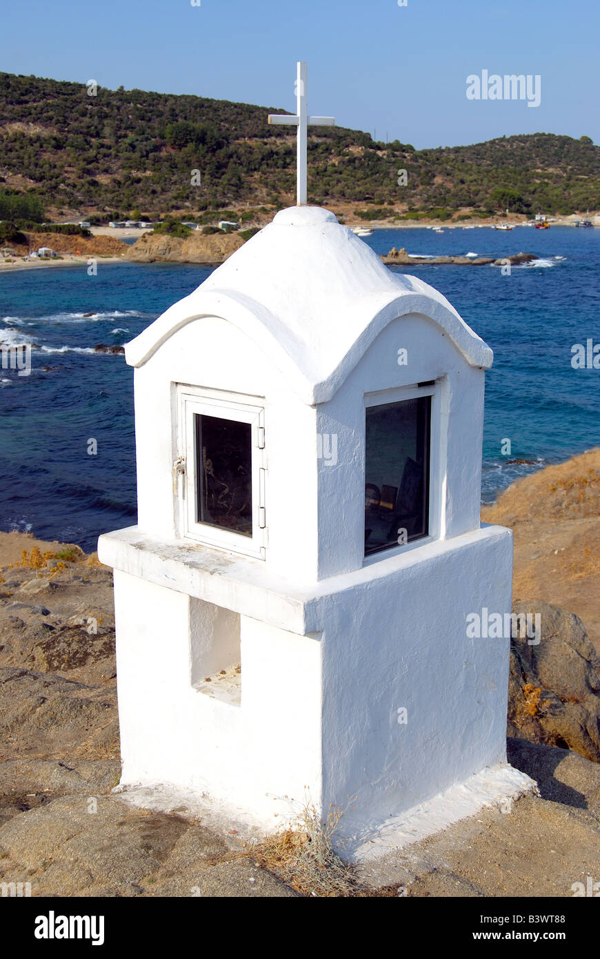 Greek Orthodox shrine, rocky coastline near Sati, Sithonia Peninsula, Chalkidiki, Central Macedonia, Greece Stock Photo
