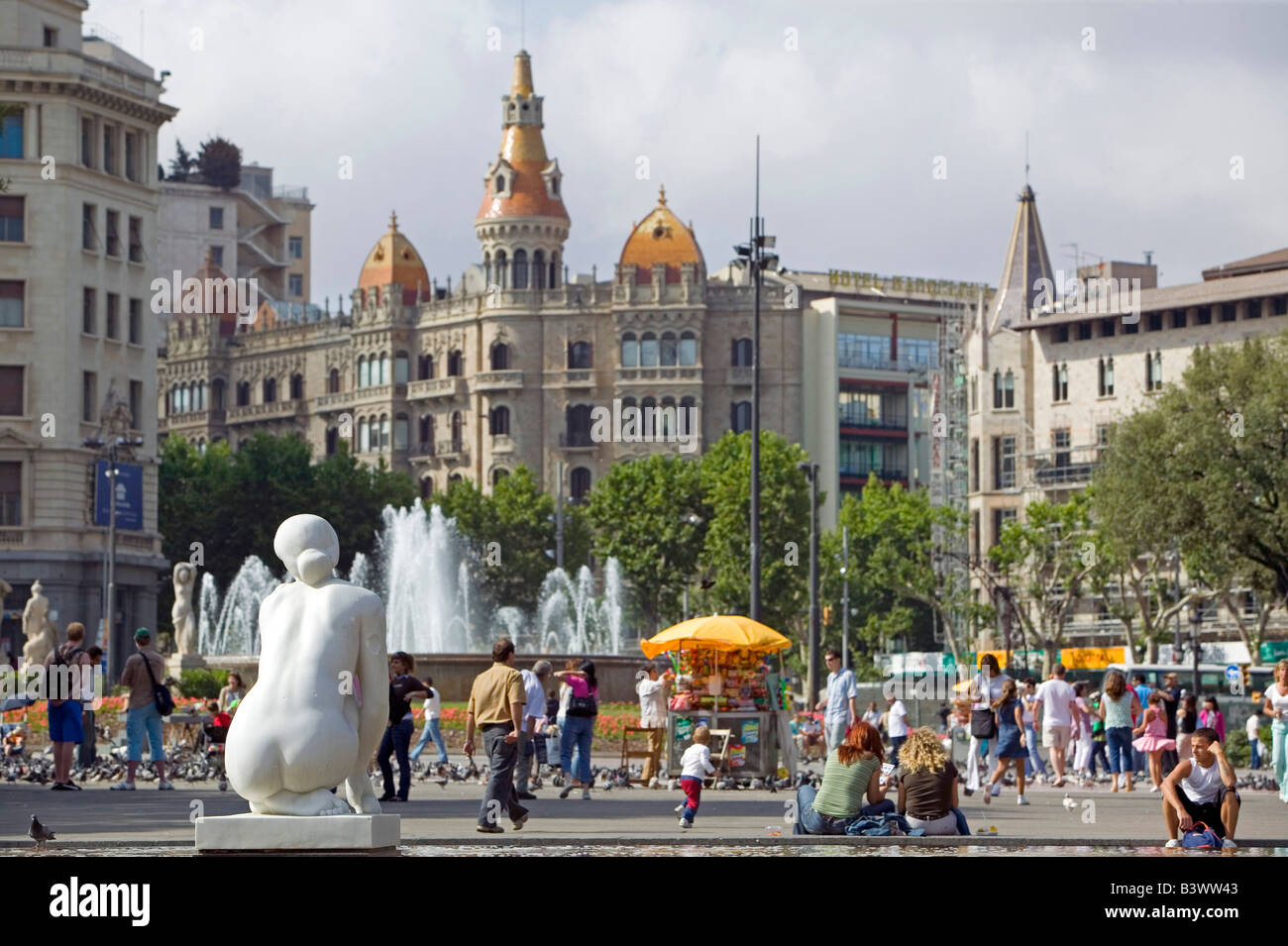 People At A Town Square Plaza De Catalunya Barcelona Spain Stock Photo Alamy