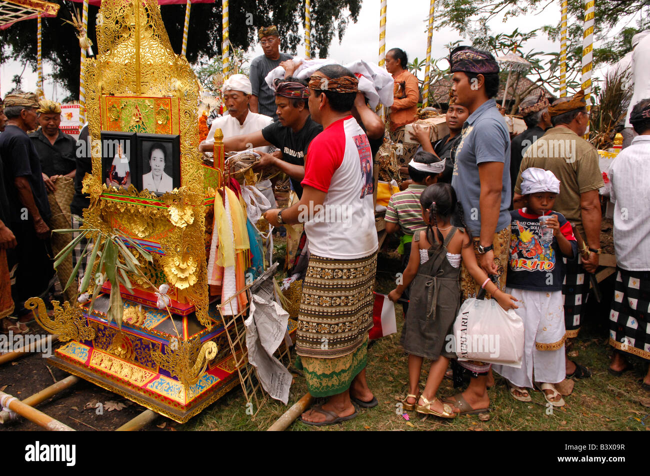 cremation ceremony , village community paying final respects , gianyar , island of bali  , indonesia Stock Photo