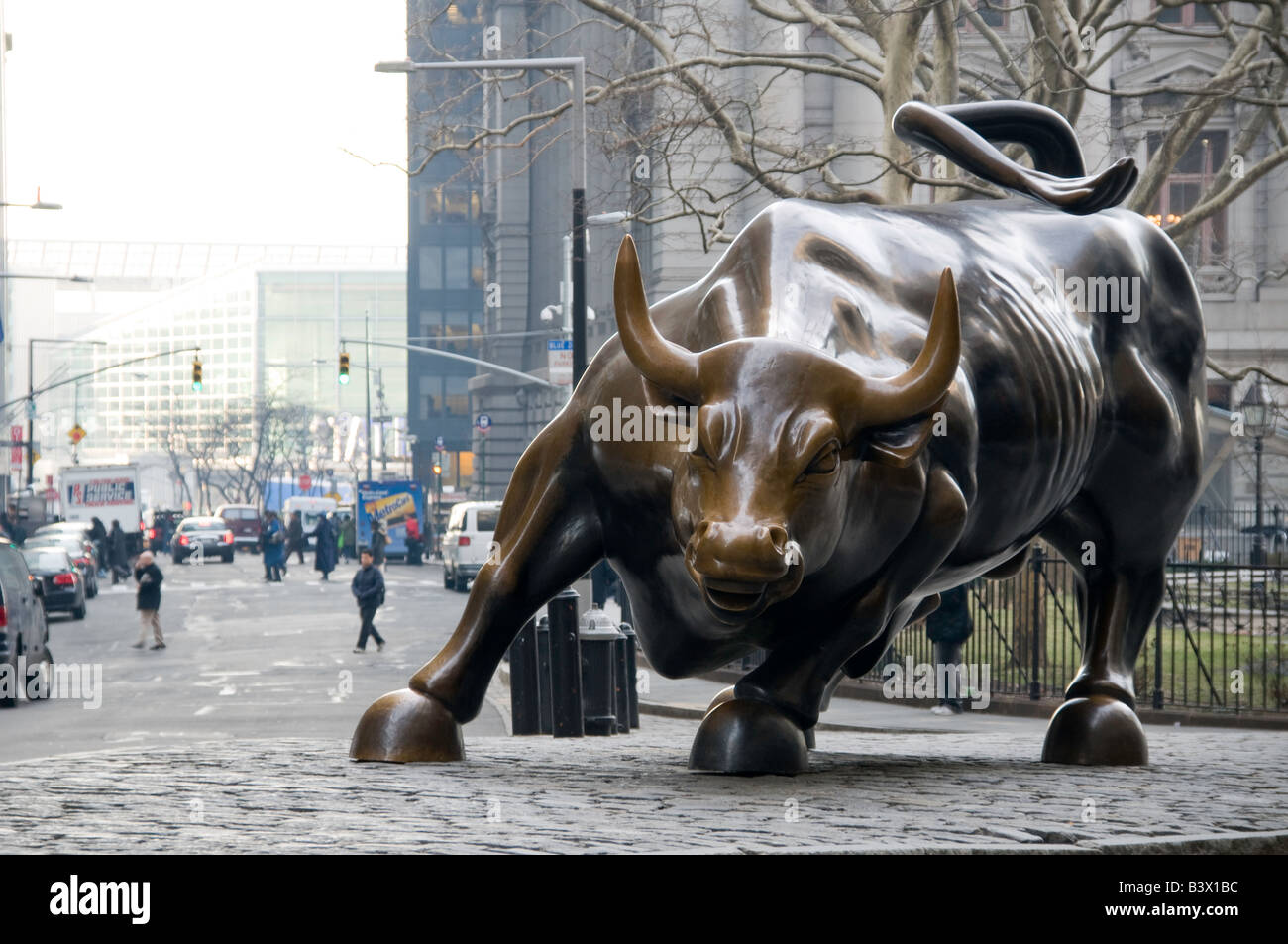 Зе бык кирова. Бык Нью-Йорк фондовая биржа. Атакующий бык скульптура Нью-Йорк. Бык на Уолл-стрит в Нью-Йорке. Бык с Уолл стрит.