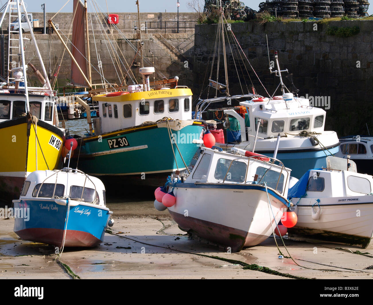 Harbour low tide in fishing hi-res stock photography and images - Alamy