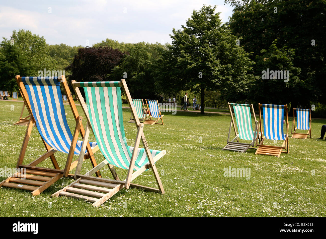 Deck chairs in st jamess park hi-res stock photography and images - Alamy