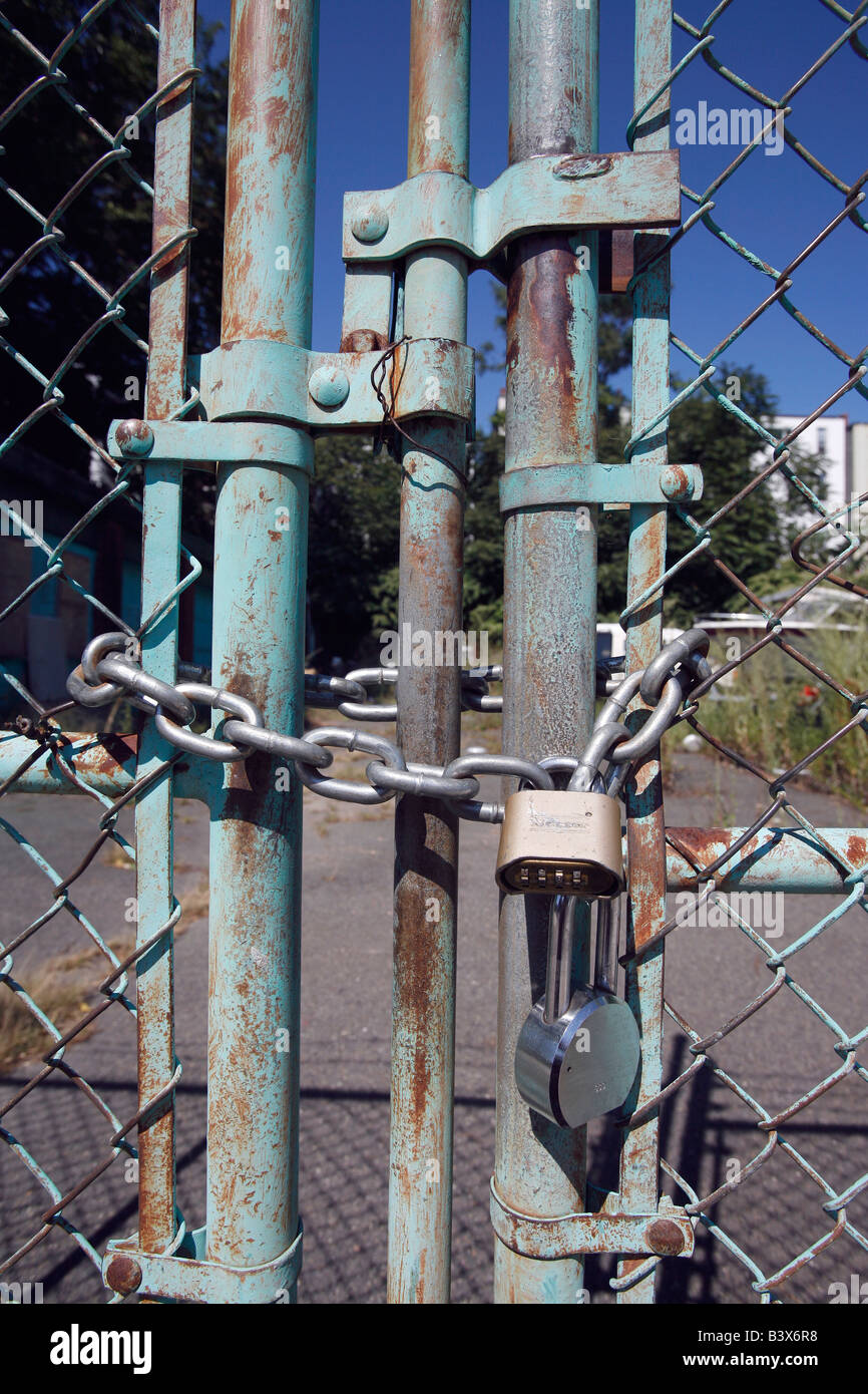 chain link fence padlock Stock Photo - Alamy