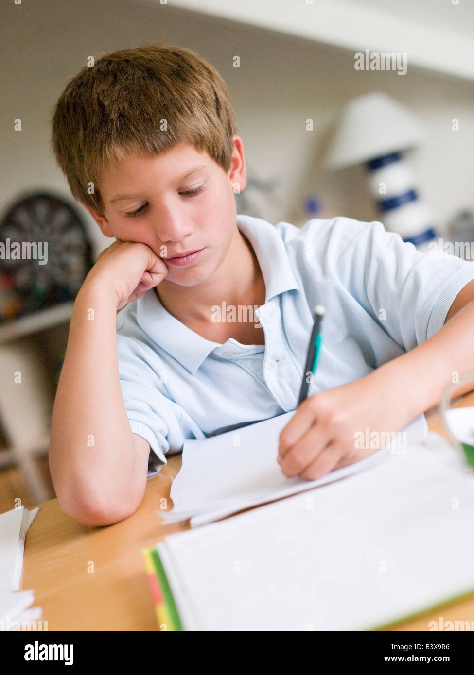 где учиться мальчику. ученик. мальчик ученик. мальчик учит уроки. мальчик учится.