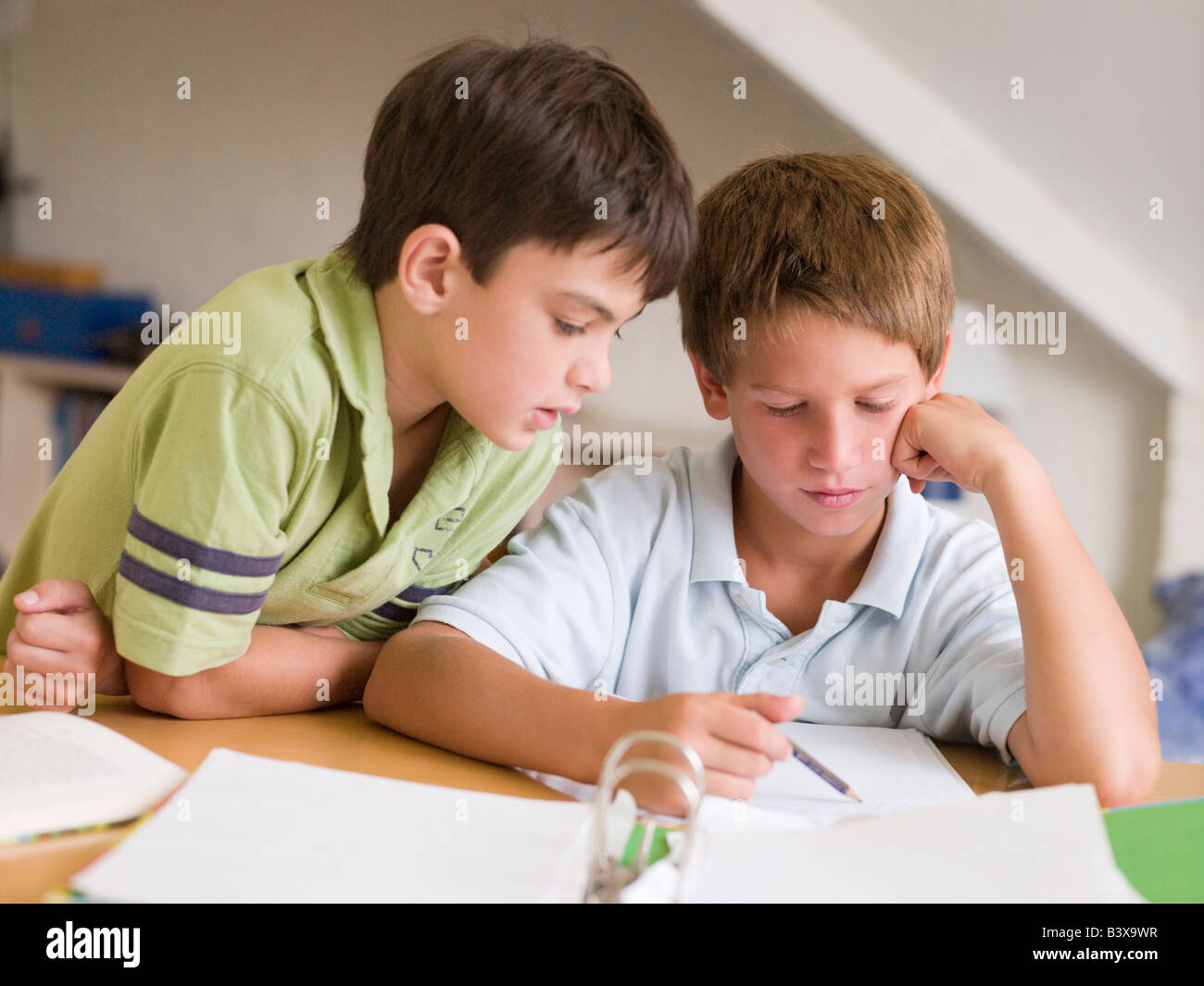 Брат помогает уроки. Делают домашнее задание два мальчика. Подросток дома. Брат помогает делать уроки. Братья делают уроки.