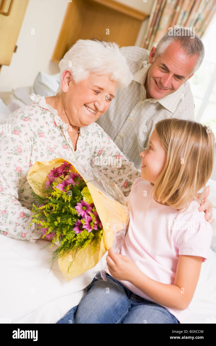 внучка дарит цветы бабушке.
