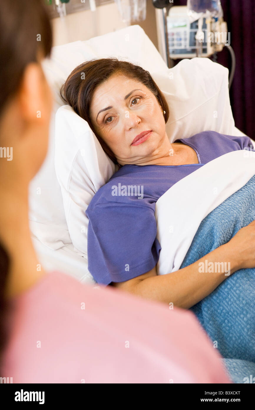 Сон больного. Тяжелобольные женщины. Девушка плачет в больнице. Пожилая женщина в больнице лежит. Женщина болеет.