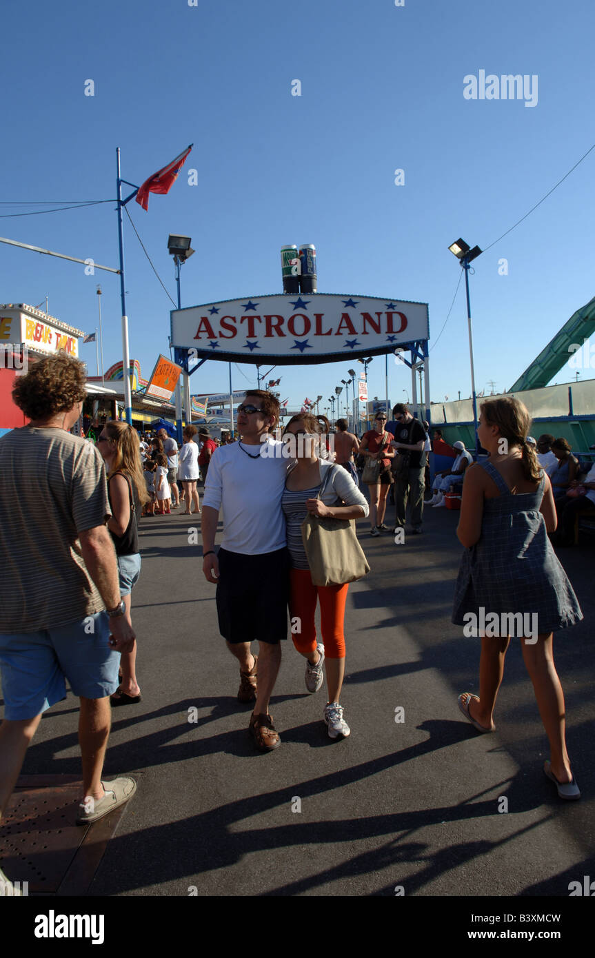 Couple at coney island hi-res stock photography and images - Alamy