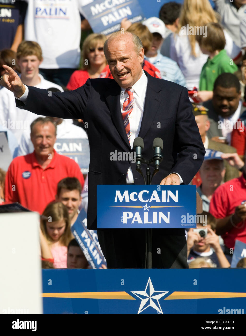 Former Senator Fred Thompson (R-TN) warms up the crowd at a McCain-Palin rally in Virginia. Stock Photo