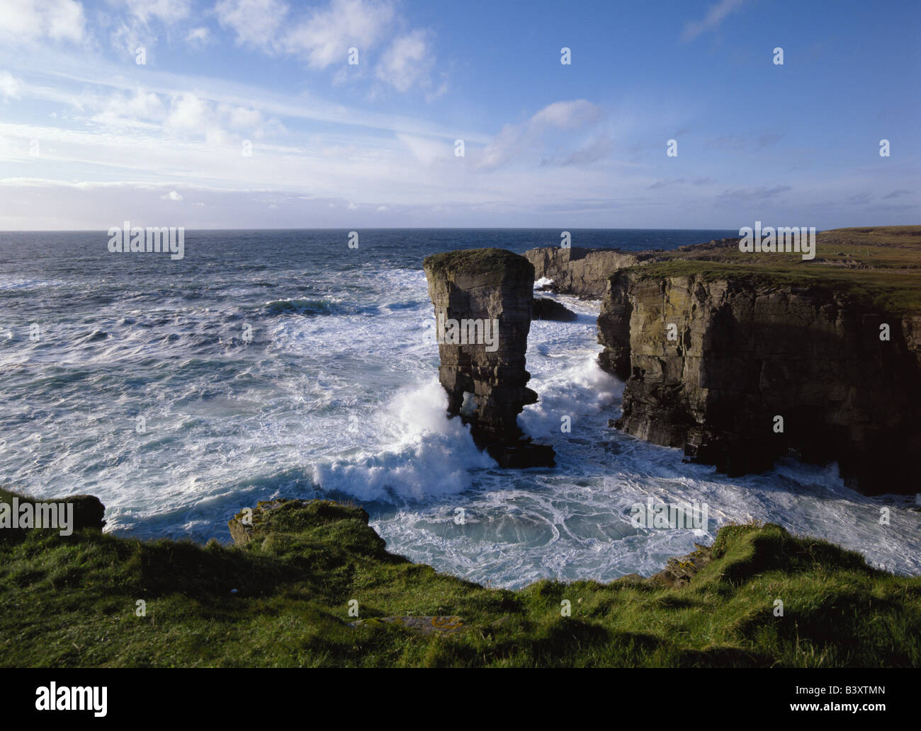 dh Yesnaby Castle YESNABY ORKNEY White foaming waves sea stack and seacliffs wild shore scotland cliff coast Stock Photo
