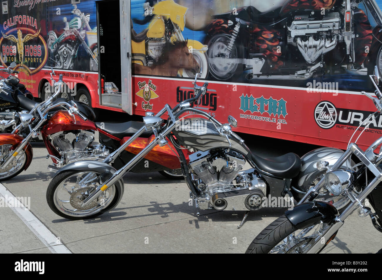 Moto rouge avec boucles festives sur le volant. Décoration moto pour  mariage Photo Stock - Alamy