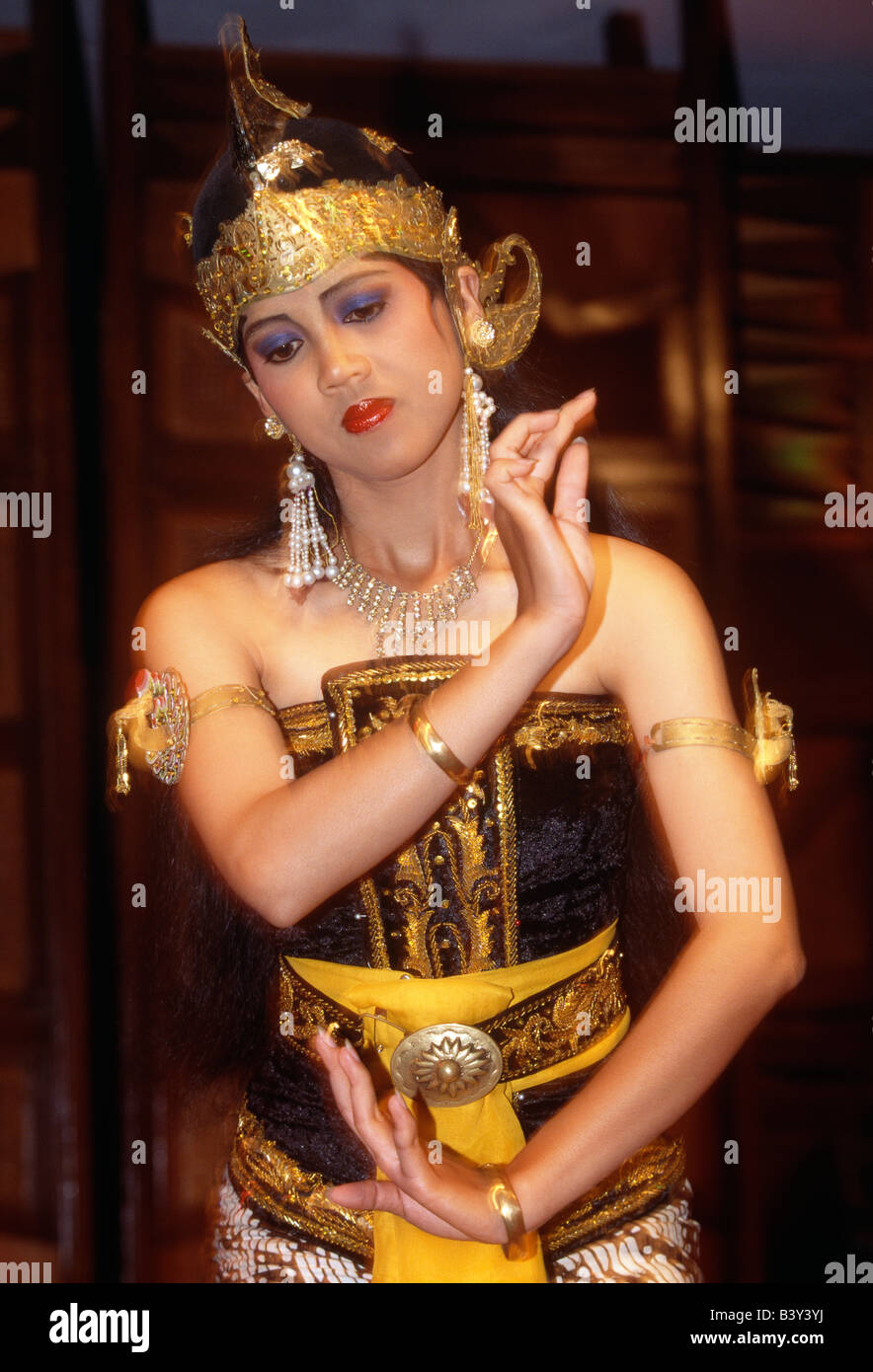 Woman performs a classical Javanese dance in traditional dress, Yogyakarta, Java, Indonesia Stock Photo
