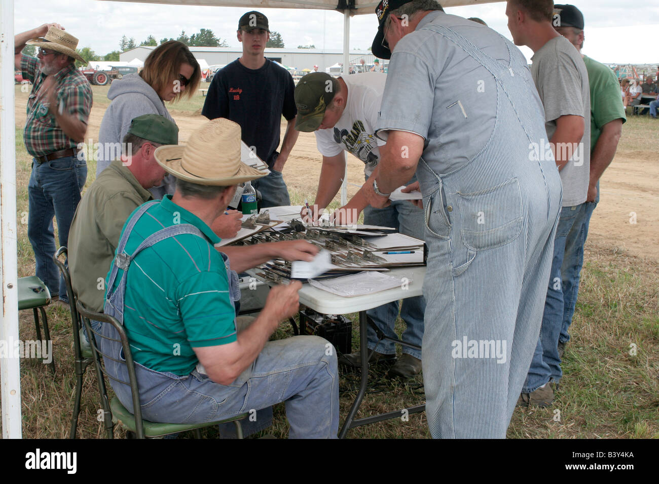 Registration for tractor pulling contest Fredericksburg Iowa power show