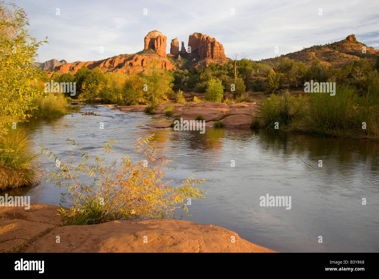 AZ, Arizona, Sedona, Crescent Moon Recreation Area, Red Rock Crossing; Oak Creek with Cathedral Rock Stock Photo