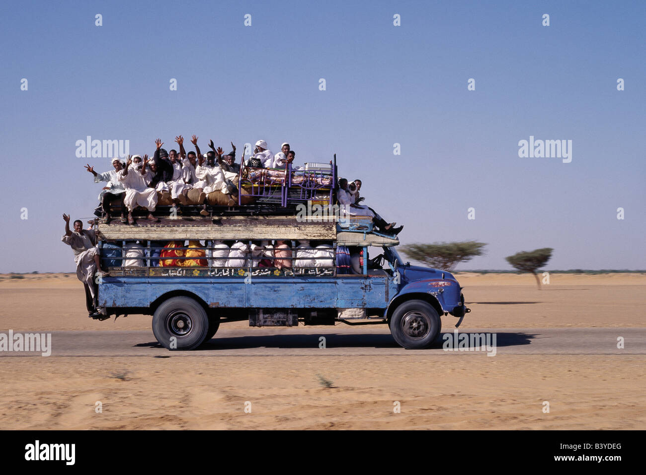 Sudan, Shendi. An over-crowded old Bedford bus travels along the main road from Khartoum to Shendi, a centuries old market town Stock Photo