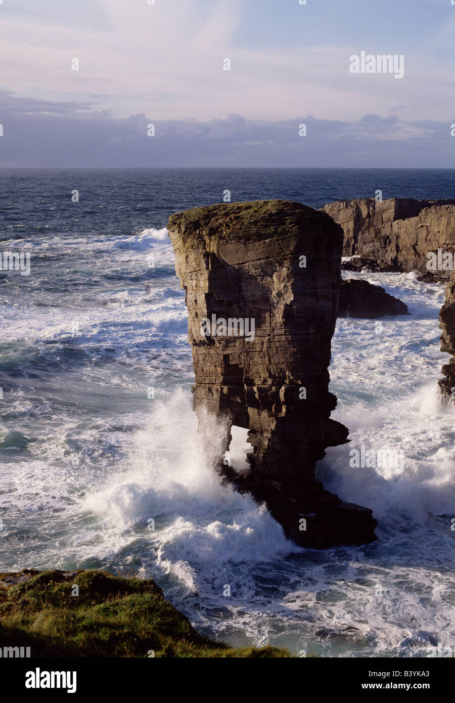 dh Yesnaby Castle YESNABY ORKNEY White foaming waves sea stack and seacliffs Stock Photo
