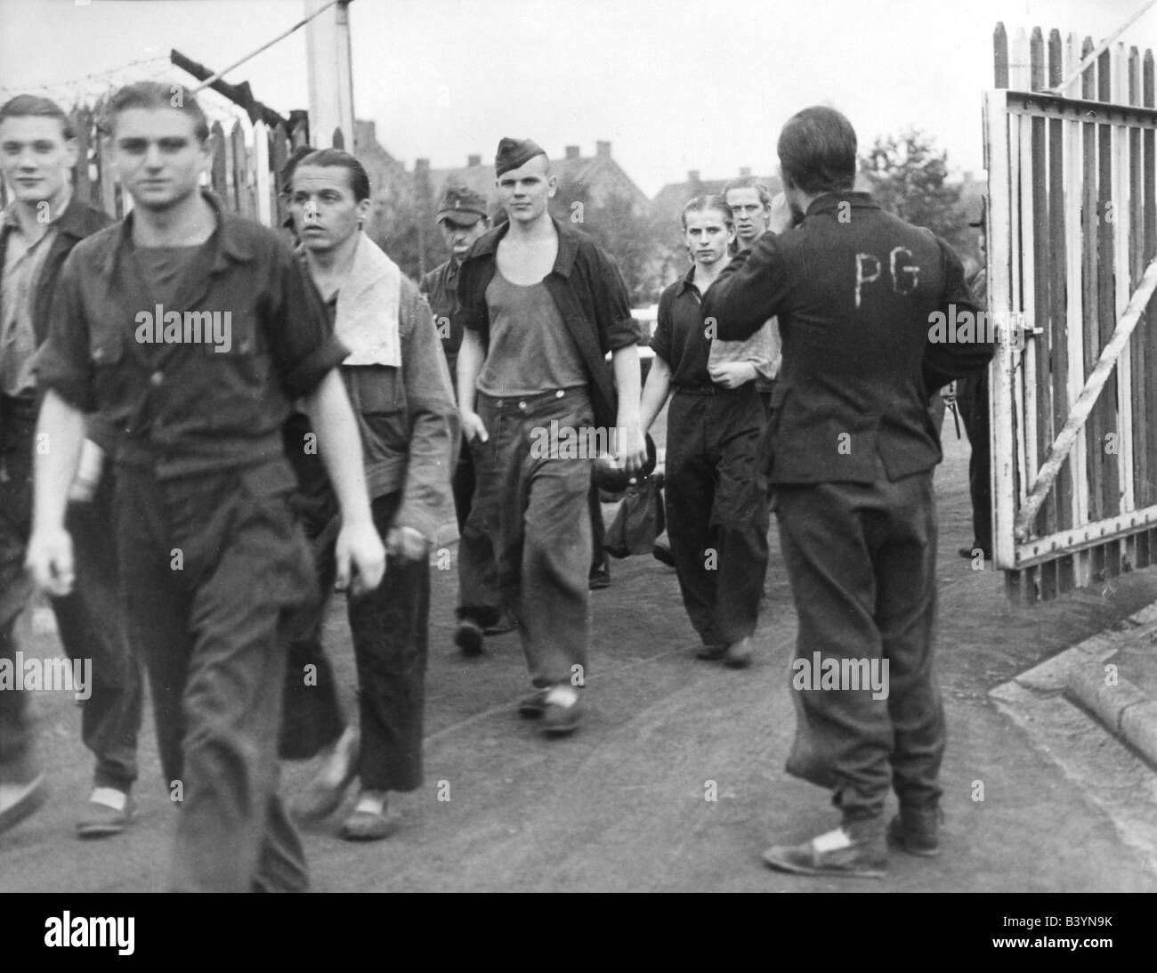events, Second World War / WWII, prisoners of war, France, German prisoners returning from work to the prison camp, 1947, Stock Photo