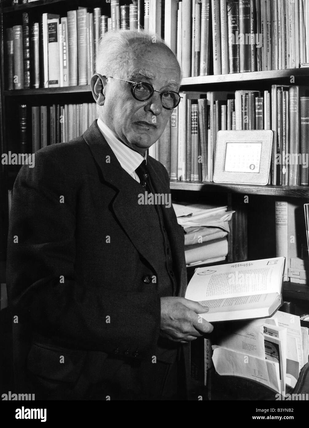 Born, Max, 11.12.1882 - 5.1.1970, German scientist (physicist), half length, in his library, 1954, Stock Photo