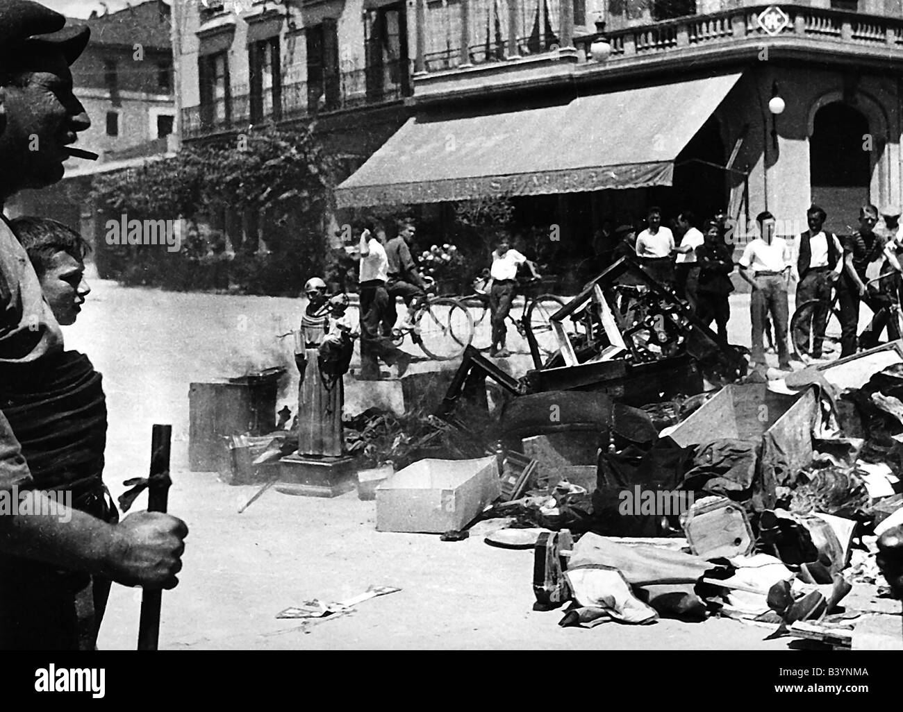 geography / travel, Spain, Spanish Civil War 1936 - 1939, Seg d'Urgel, anarchists burning religious objects, 30.10.1936, historic, historical, 20th century, 1930s, anarchism, anarchy, communism, anti-religious, antireligious, religion, Europe, male, man, men, people, Stock Photo
