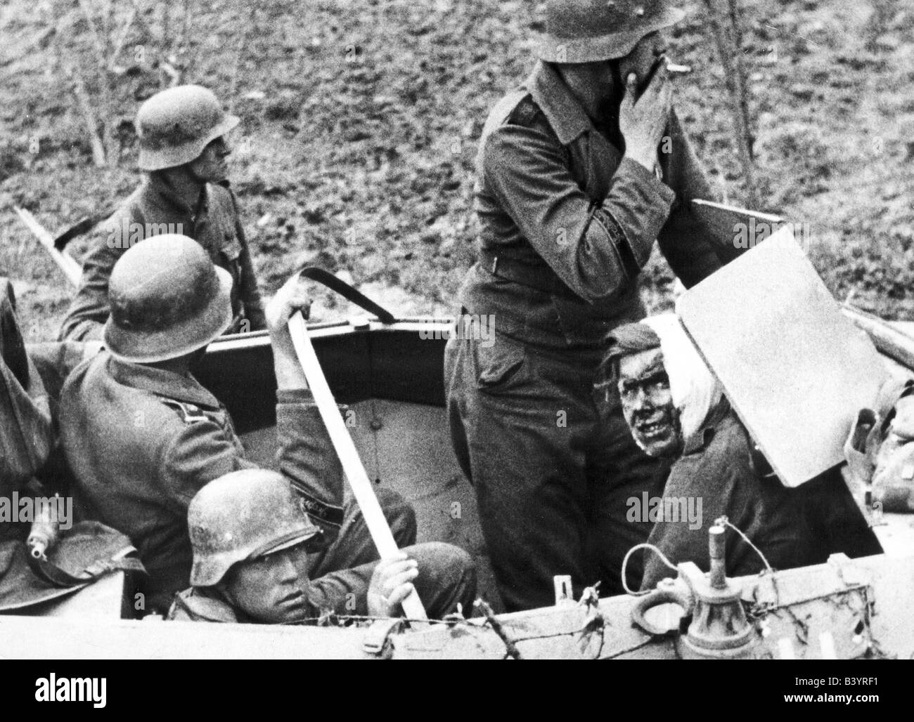 events, Second World War / WWII, Russia 1942 / 1943, soldiers of the Panzer Grenadier Division 'Grossdeutschland' in an armored fighting vehicle during a lull in combat, summer 1943, Stock Photo