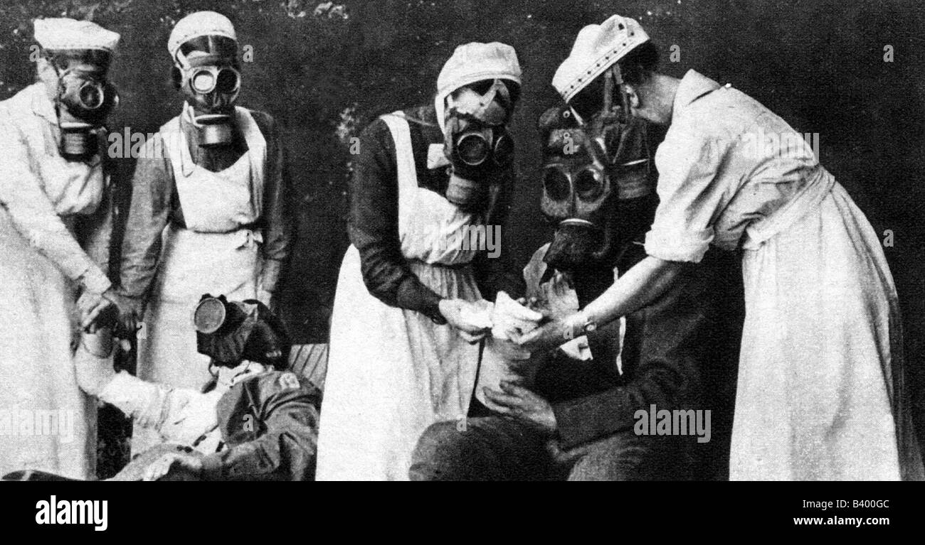 events, First World War / WWI, medival service, Red Cross, first aid for gassed soldiers, gas mask, masks, warfare, chemical, 20th century, nurse, nurses, wounded, historic, historical, people, 1910s, Stock Photo