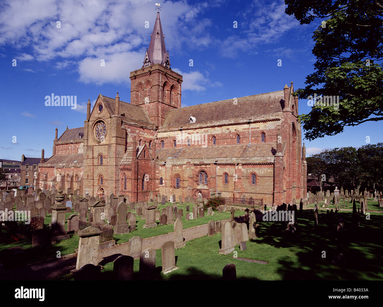 dh St Magnus Cathedral KIRKWALL ORKNEY Graveyard cemetery Norse Viking red and yellow sandstone cathedral orkneys Stock Photo