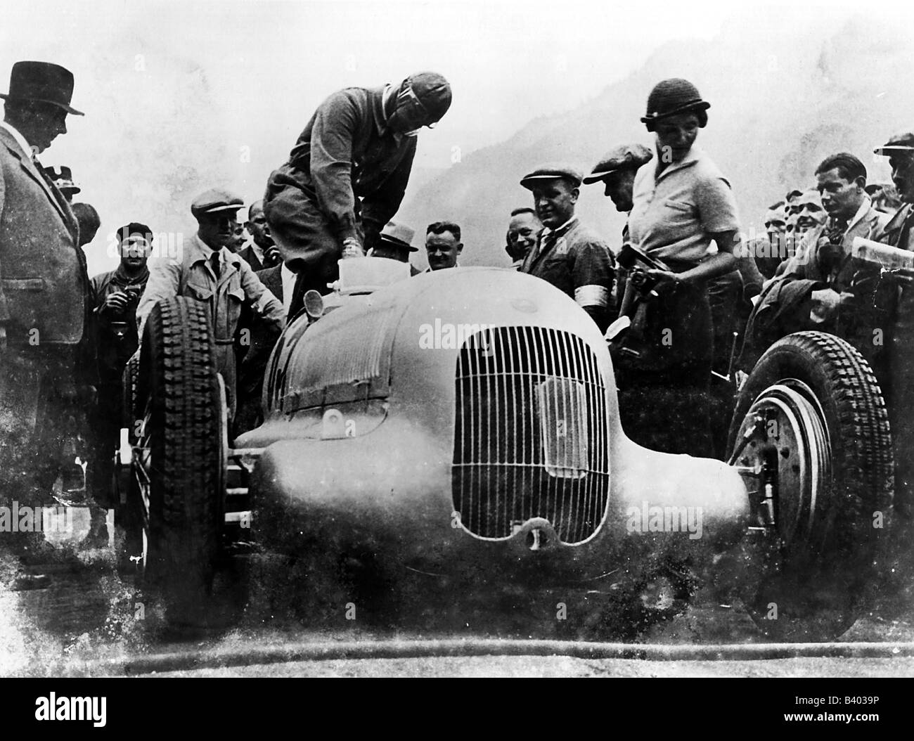 Caracciola, Rudolf, 30.1.1901 - 28.9.1959, German racecar driver, entering his racing car, International Klausen Pass Race, Switzerland, 5.8.1934, , Stock Photo