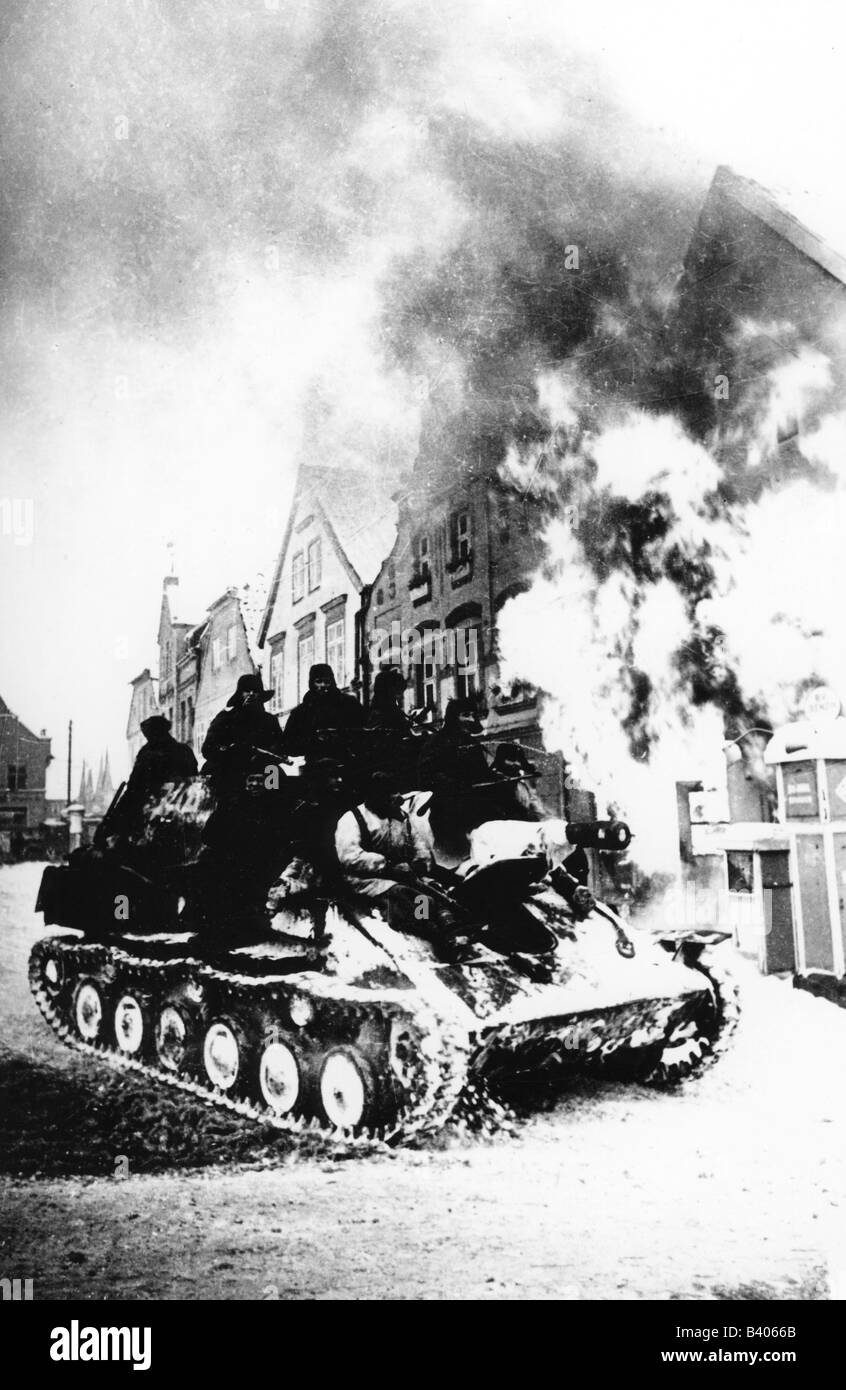 events, Second World War / WWII, Germany, Soviet soldiers on a self-propelled gun SU 76 in a burning German town, Winter 1944 / 1945, 20th century, historic, historical, self propelled, assault guns, Red Army, SU-76, SU76, tank, tanks, people, 1940s, Stock Photo