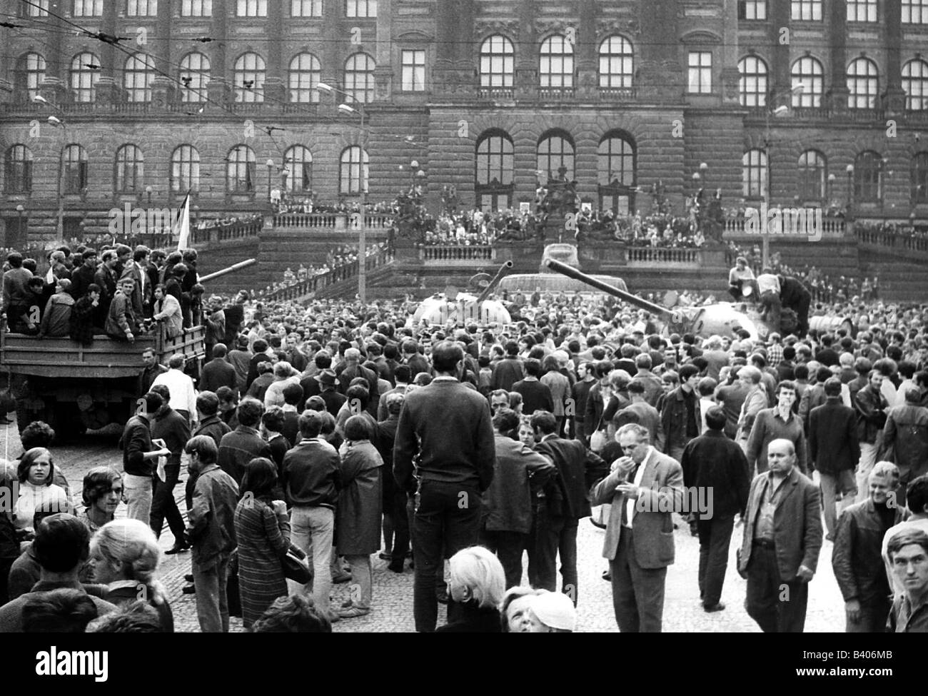 geography/travel, Czechia, Prague Spring, 1968, demonstration in Prague, demnstratrors with Soviet tanks, Wenceslaus Square, August 1968, CSSR, Czechoslovakia, politics, 20th century, historic, historical, people, crowd, crowds, 1960s, Stock Photo