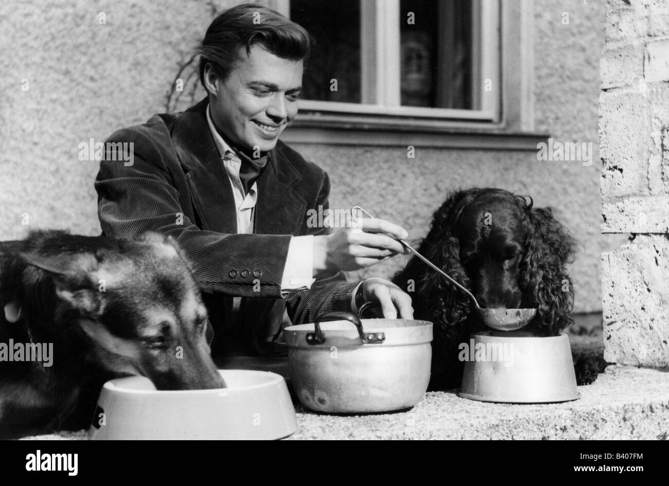 Böhm, Karlheinz, 16.3.1928 - 29.5.2014, Austrian actor, half length, with dogs, homestory, 1958, Stock Photo