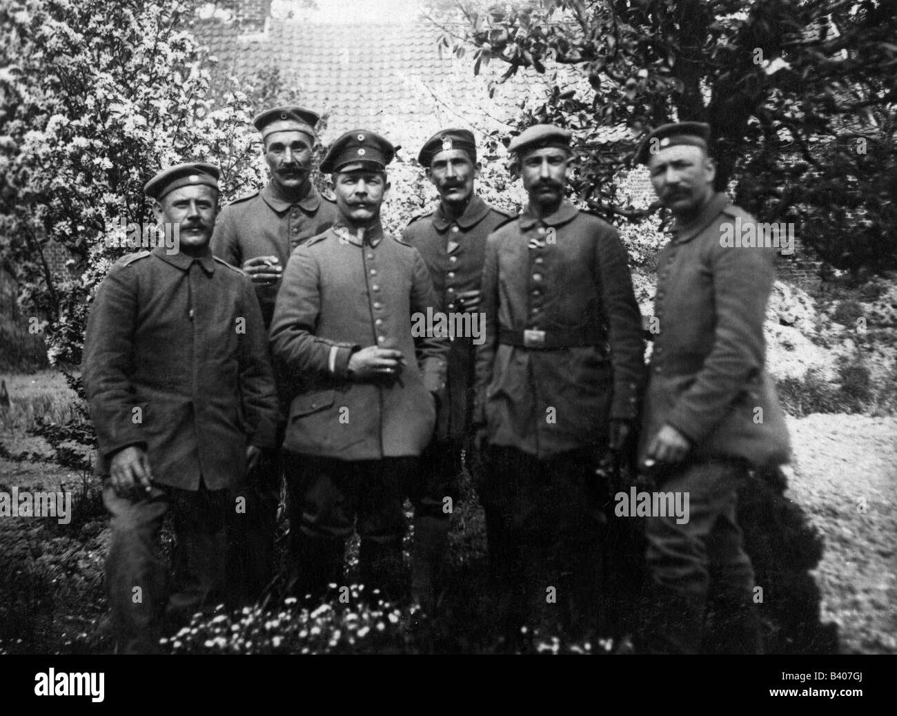 events, First World War / WWI, back area, 1st company / Bavarian Reserve Infantery Regiment No. 1, photo postcard, Germany, 1917, NCO, corporal, postcards, military, 20th century, uniform, peaked cap, caps, Bavaria, historic, historical, people, 1910s, Stock Photo